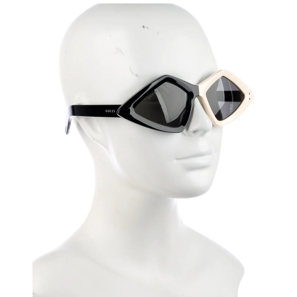 Preowned Cat Eye Gucci Black and Cream Angular Sunglasses